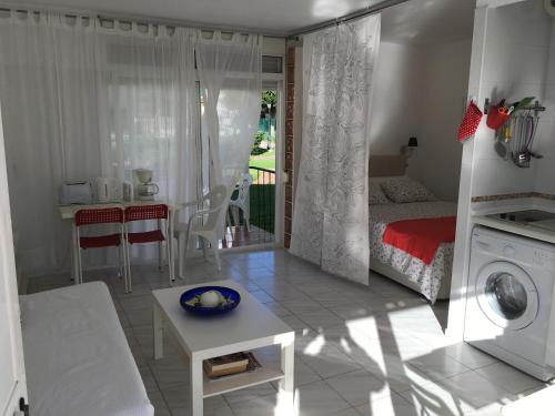 多列毛利诺斯Bungalow Aloha Torres的客厅配有床和洗衣机