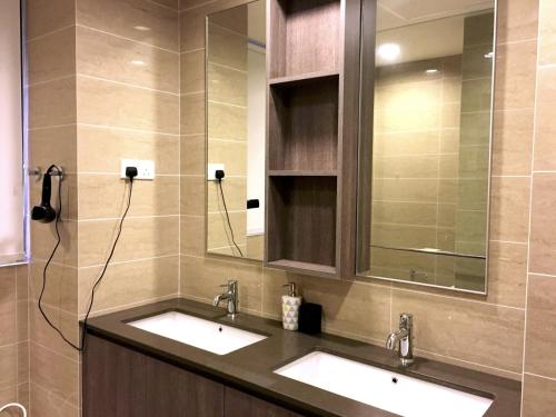 峇都丁宜峇都丁宜滨海套房公寓的浴室设有2个水槽和镜子