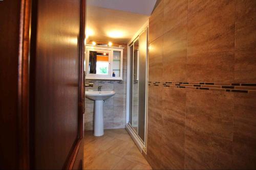 孔门波尔多Casa Caramanchon的一间带水槽、卫生间和镜子的浴室