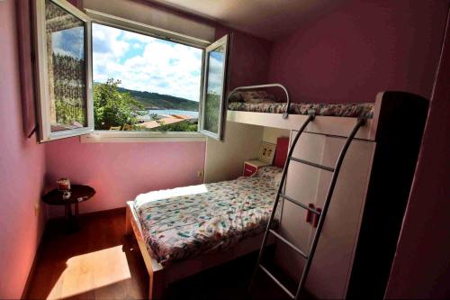 孔门波尔多Casa Caramanchon的小房间设有双层床和窗户