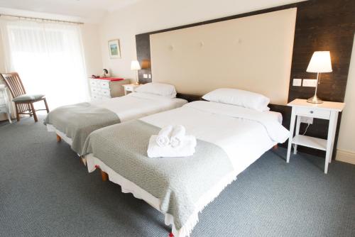乌特拉德康尼马拉湖大酒店的酒店客房,配有两张带毛巾的床