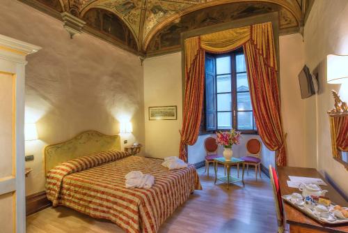 佛罗伦萨帕里斯酒店的酒店客房设有床和窗户。