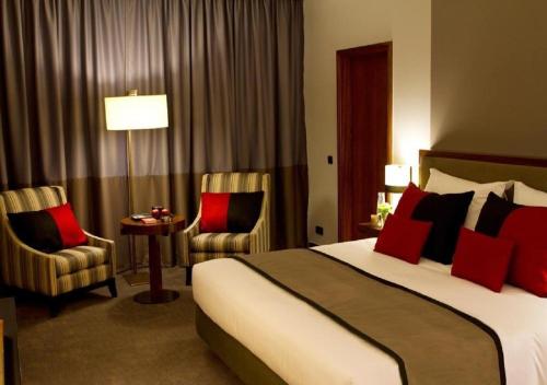 奥利韦拉迪阿泽梅什德通酒店的酒店客房,配有一张床和两把椅子