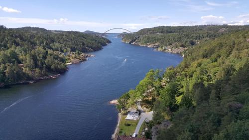 哈尔登Motell Svinesundparken的享有河流的空中景致,设有一座桥梁
