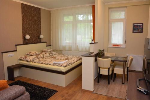 埃格尔Bodza Apartmanok的一间小卧室,配有一张床和一张桌子