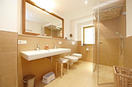 格赖瑙楚格峰公寓的一间带水槽、卫生间和镜子的浴室