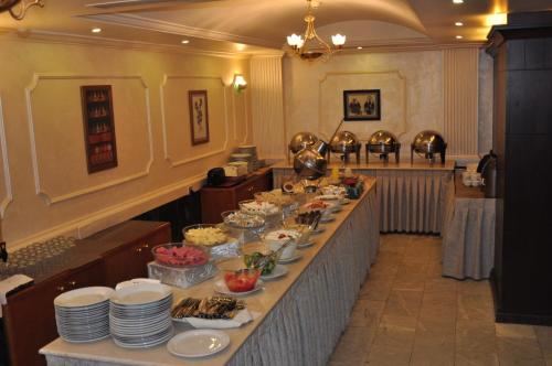 亚喀巴阿尔齐露娜酒店的盘子和碗的自助餐