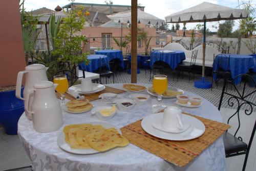 Riad Hôtel Belleville Marrakech餐厅或其他用餐的地方