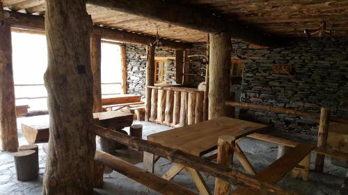 Dart'loSamtsikhe的小屋内带木桌的房间
