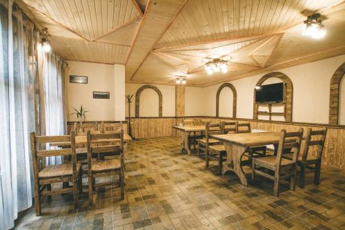 沃罗赫塔Skarbivka的用餐室配有木桌和椅子