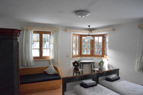 尼德泰Haus Christian的客房设有两张床、一张桌子和窗户。