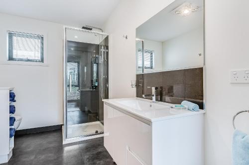 比舍诺比切诺弗雷泽公寓的白色的浴室设有水槽和镜子