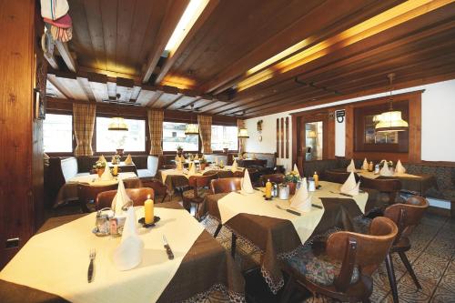 萨尔巴赫彼得酒店的一间在房间内配有桌椅的餐厅