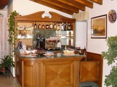 雷扎托梦想酒店的一间厨房,在房间内配有柜台
