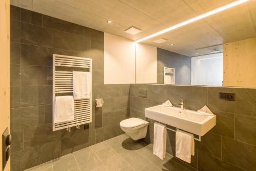 萨梅丹拉格贾尼酒店的一间带水槽、卫生间和镜子的浴室
