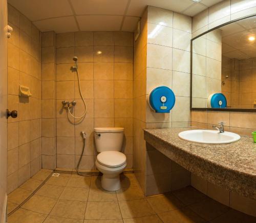 清莱运动宾馆的浴室配有卫生间、盥洗盆和淋浴。