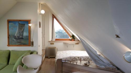 奈达Island Eva的客房设有床、沙发和窗户。