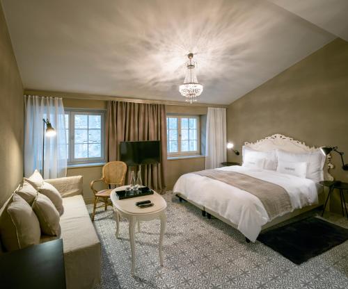 索洛图恩拉克瑞内艾特里尔独立酒店的一间卧室配有一张大床和一个吊灯。