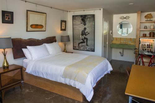 圣罗莎天文汽车旅馆的卧室配有一张白色大床