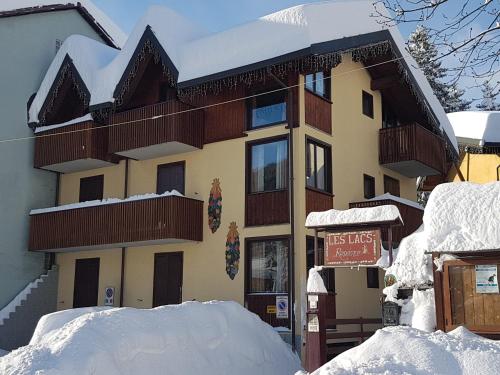 巴多尼奇亚莱斯拉克丝公寓酒店的前面有雪的建筑