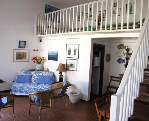 卡波利韦里Isola d'Elba Come in Barca, a un Tuffo dal Mare的一间卧室配有一张带蓝色棉被的床