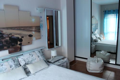 拉戈斯Casa Encosta do Sol的一间卧室配有一张床和一面大镜子