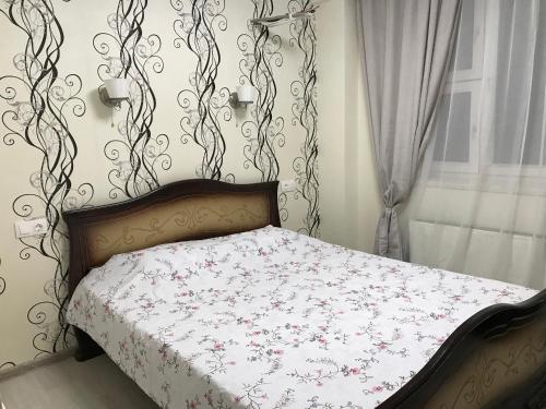 莫斯科海军上将宾馆的一间卧室配有一张带花卉床罩的床