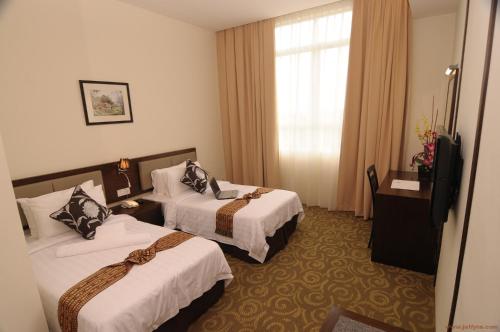 怡保森信酒店的酒店客房设有两张床和电视。