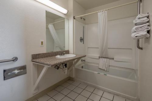 凤凰城旅行者酒店 - 菲尼克斯的浴室配有盥洗盆和浴缸。