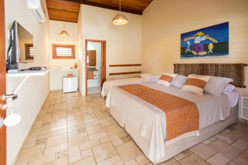 圣米格尔-杜戈斯托苏Pousada Pé na Areia Gostoso的一间带两张床的大卧室和一间浴室