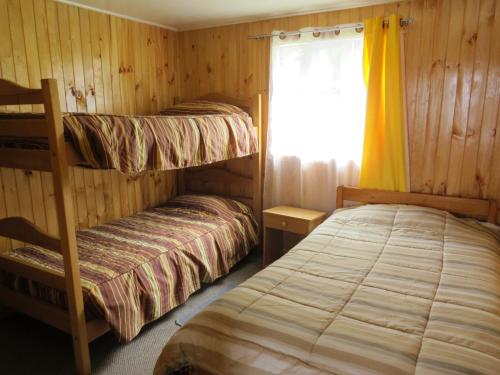 Cabañas Piedra Blanca客房内的一张或多张双层床
