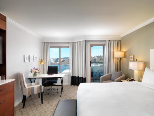 维多利亚太平洋大酒店的配有一张床和一张书桌的酒店客房