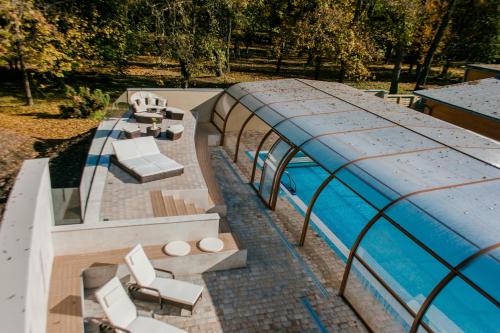 CsitárFőnix Medical Wellness Resort的享有带圆顶建筑的游泳池的顶部景致