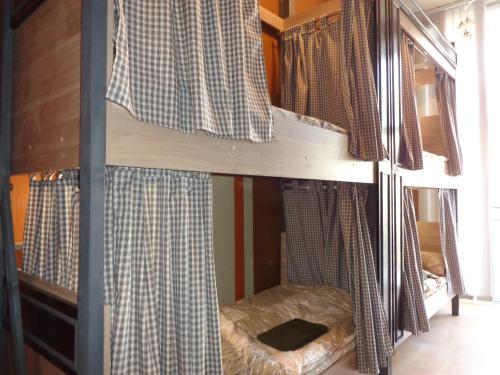 顿河畔罗斯托夫巴孔斯基旅舍的带窗户的客房内的两张双层床