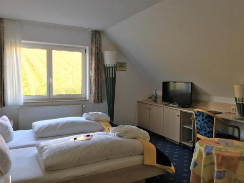 梅尔斯堡奥弗斯酒店的酒店客房设有两张床和电视。