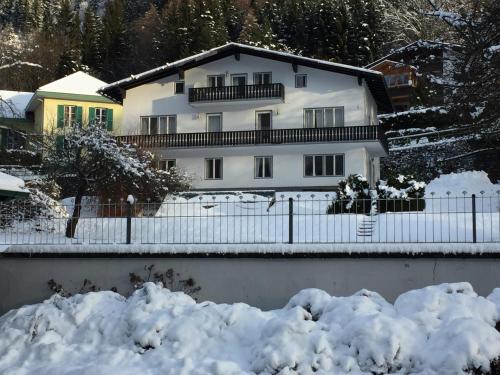 上韦拉赫Ferienhaus Vera的雪中带围栏的白色房子