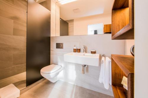 苏黎世尼莫精品酒店的一间带水槽和卫生间的浴室