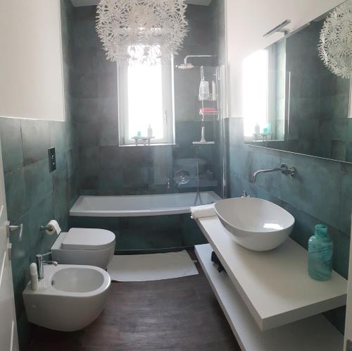 加拉蒂纳Penthouse Salento - Galatina的浴室配有卫生间、浴缸和水槽。