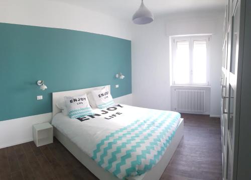 加拉蒂纳Penthouse Salento - Galatina的一间卧室设有一张蓝色墙壁的大床