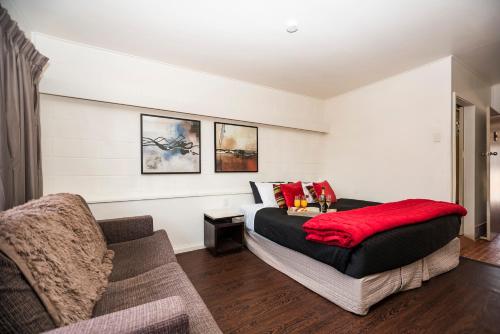 金格罗伊绿洲汽车旅馆的一间卧室配有一张床和一张沙发