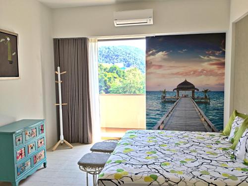 峇都丁宜峇都丁宜滨海套房公寓的一间卧室,画着码头画
