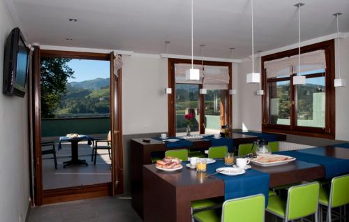 扎鲁亚斯塔莱门迪旅游公寓酒店的一间带桌椅的客厅和一间用餐室