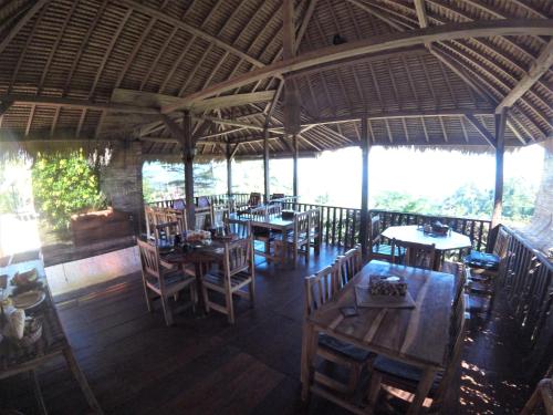 Bayan林贾尼山花园度假村的一间设有木桌和椅子的餐厅