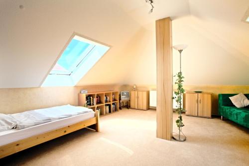 汉诺威Private Rooms near Exhibition Center的阁楼卧室设有床和窗户。