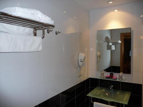 圣地亚哥－德孔波斯特拉奥塔P.R.酒店的一间带水槽和镜子的浴室