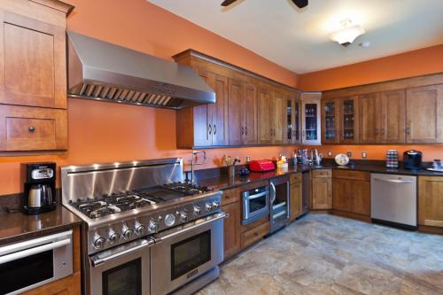 伯灵顿百合宾馆 - 伯灵顿的厨房配有木制橱柜和炉灶烤箱。
