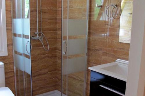 圣洛伦索-德莫鲁尼斯Cal Mosqueta的一间带玻璃淋浴间和水槽的浴室
