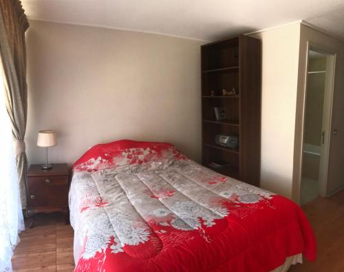 维纳德马Depto Marina Poniente的一间卧室配有一张带红色毯子的床