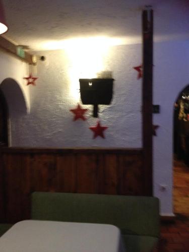 KrižeGostišče Smuk的墙上有红色星星的房间