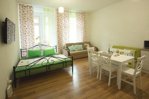 特普利采Best apartments Teplice的客厅配有床和桌椅